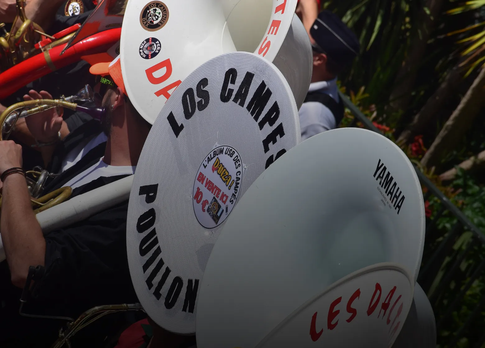 Gros plan de chapeaux traditionnels pendant un événement