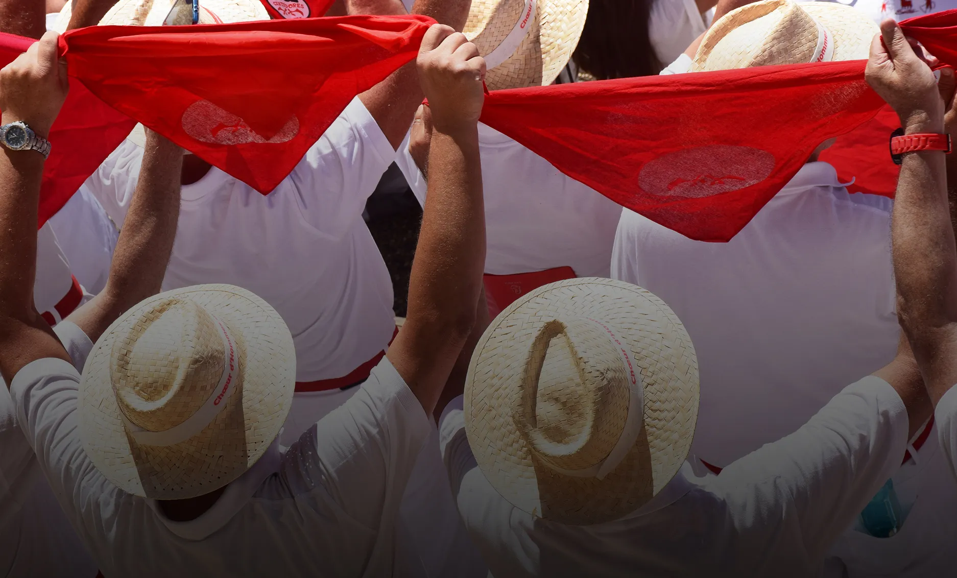 Groupe de personnes en habits rouges lors d’une célébration