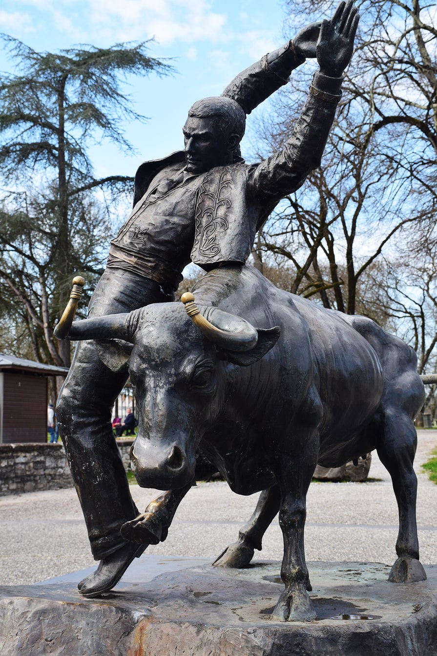 souvenirs and statues of Dax City