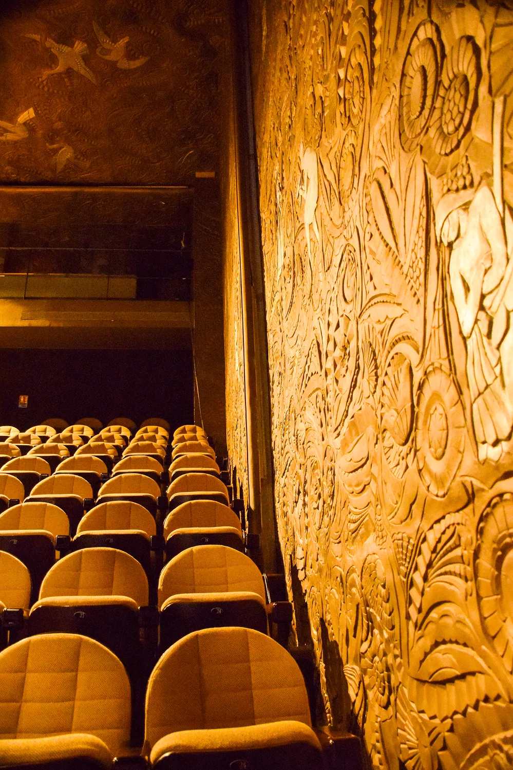 Intérieur en bois sculpté avec des rangées de sièges