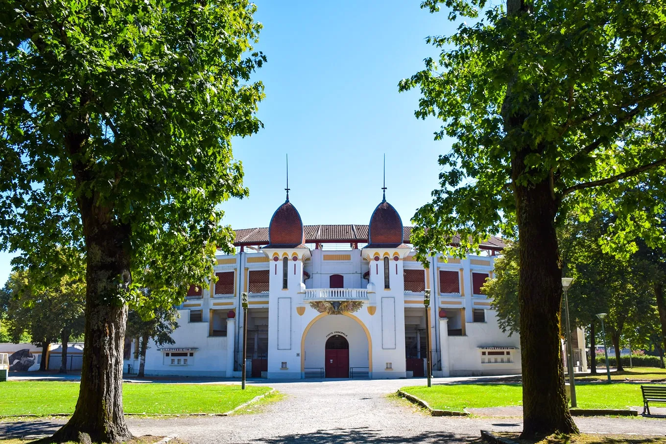 Bâtiment élégant avec arbres autour, à Dax