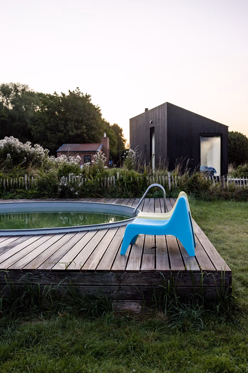 Terrasse mit Pool und NORI Cabin im Hintergrund