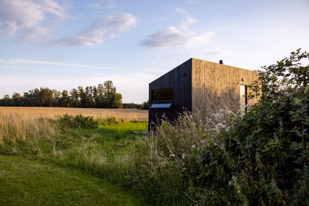 NORI Cabin von außen mit Blick über die Felder in Rügen