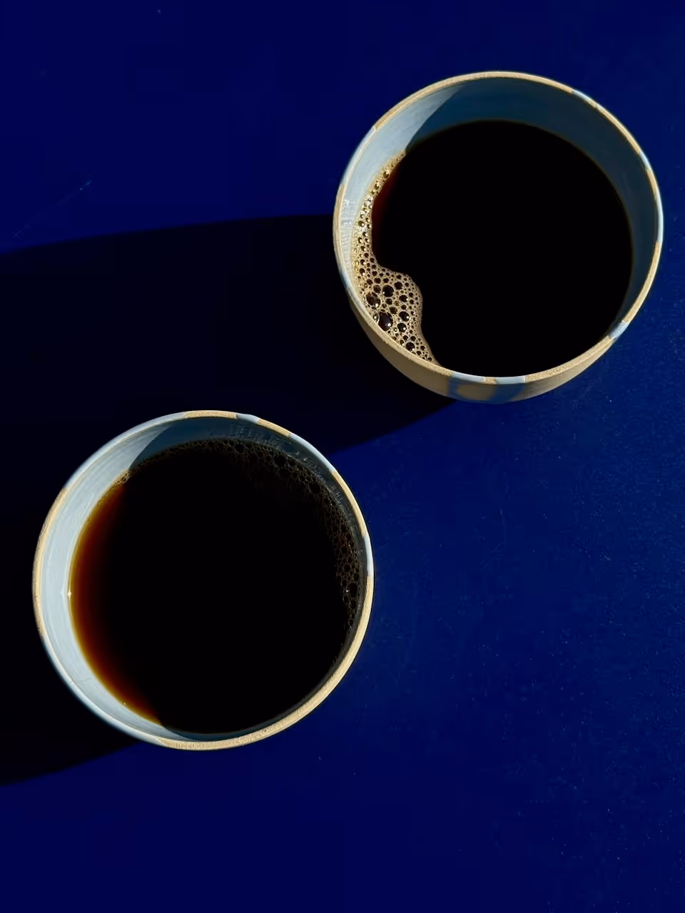 Zwei Tassen Kaffee auf der Terrasse von der NORI Cabin auf Rügen