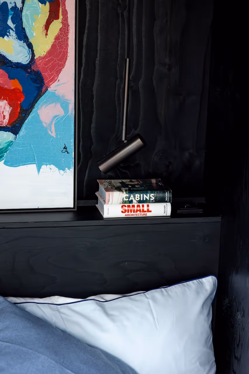 Detailaufnahme in der NORI Cabin mit schwarzem Holz im Schlafzimmer