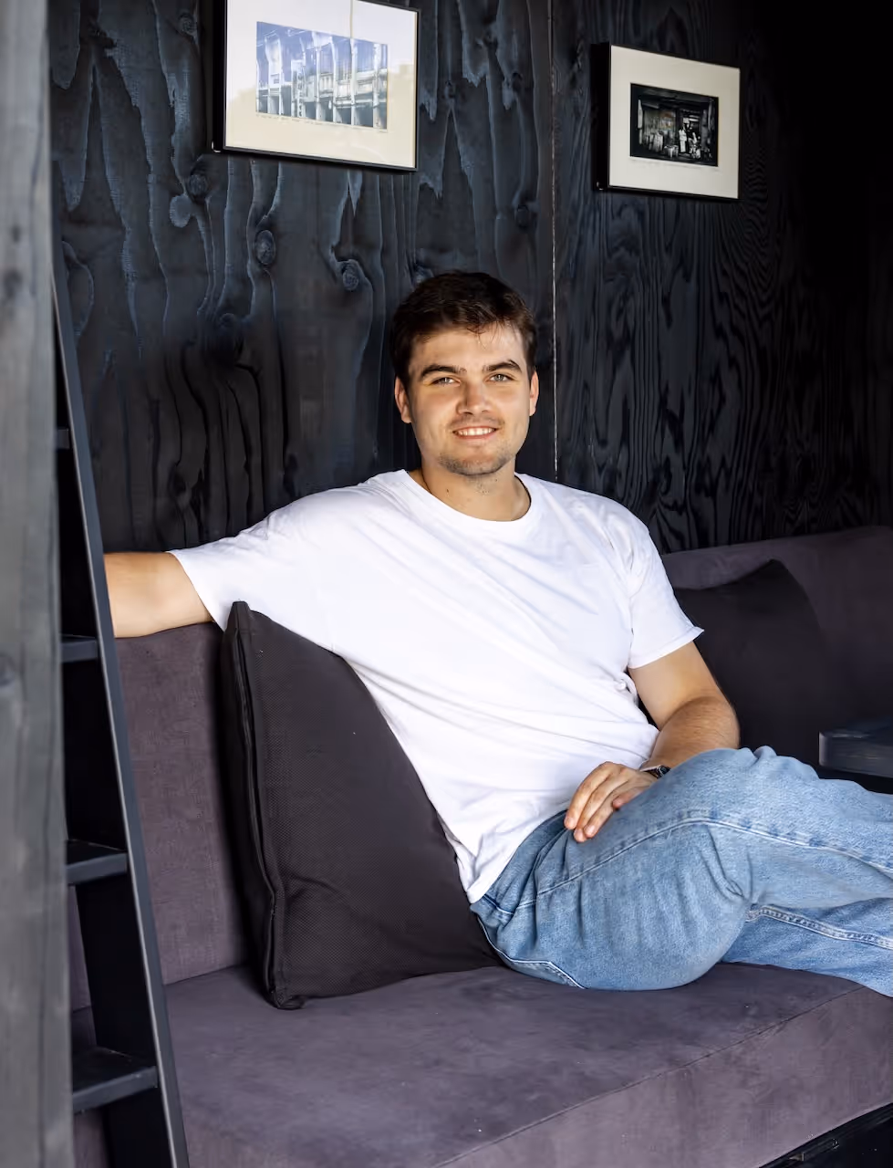 Max Grömer, Gründer von NORI auf der Küchenbank in seiner Designcabin.