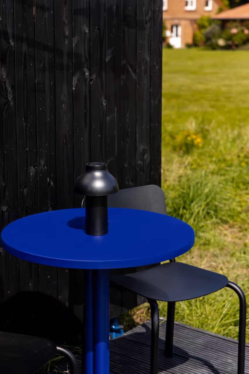 Blauer Tisch auf der Terrasse der NORI Cabin auf Rügen