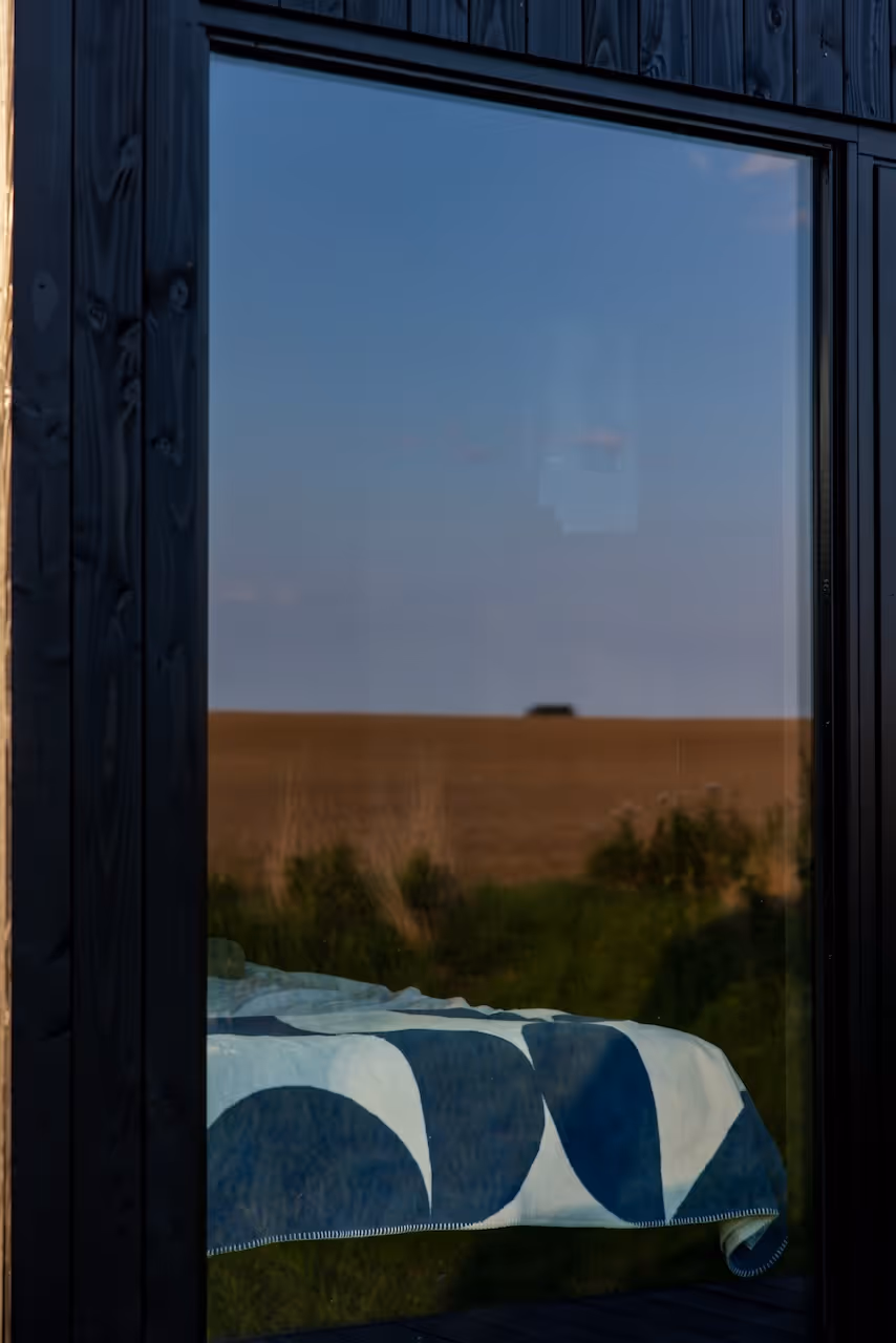 Blick von außen in das Schlafzimmer der NORI Cabin.