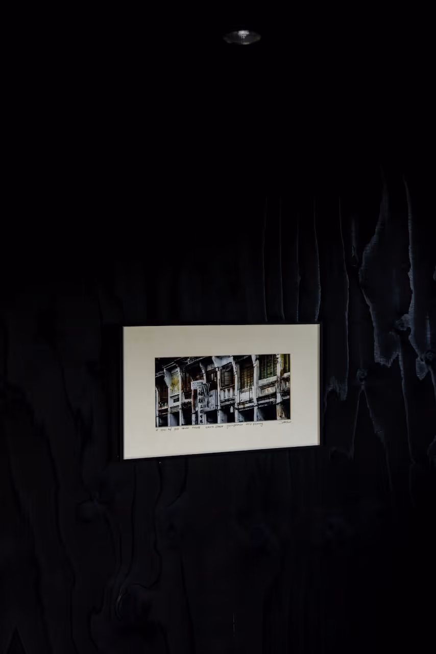 Bild an der Wand in der NORI Cabin auf Rügen