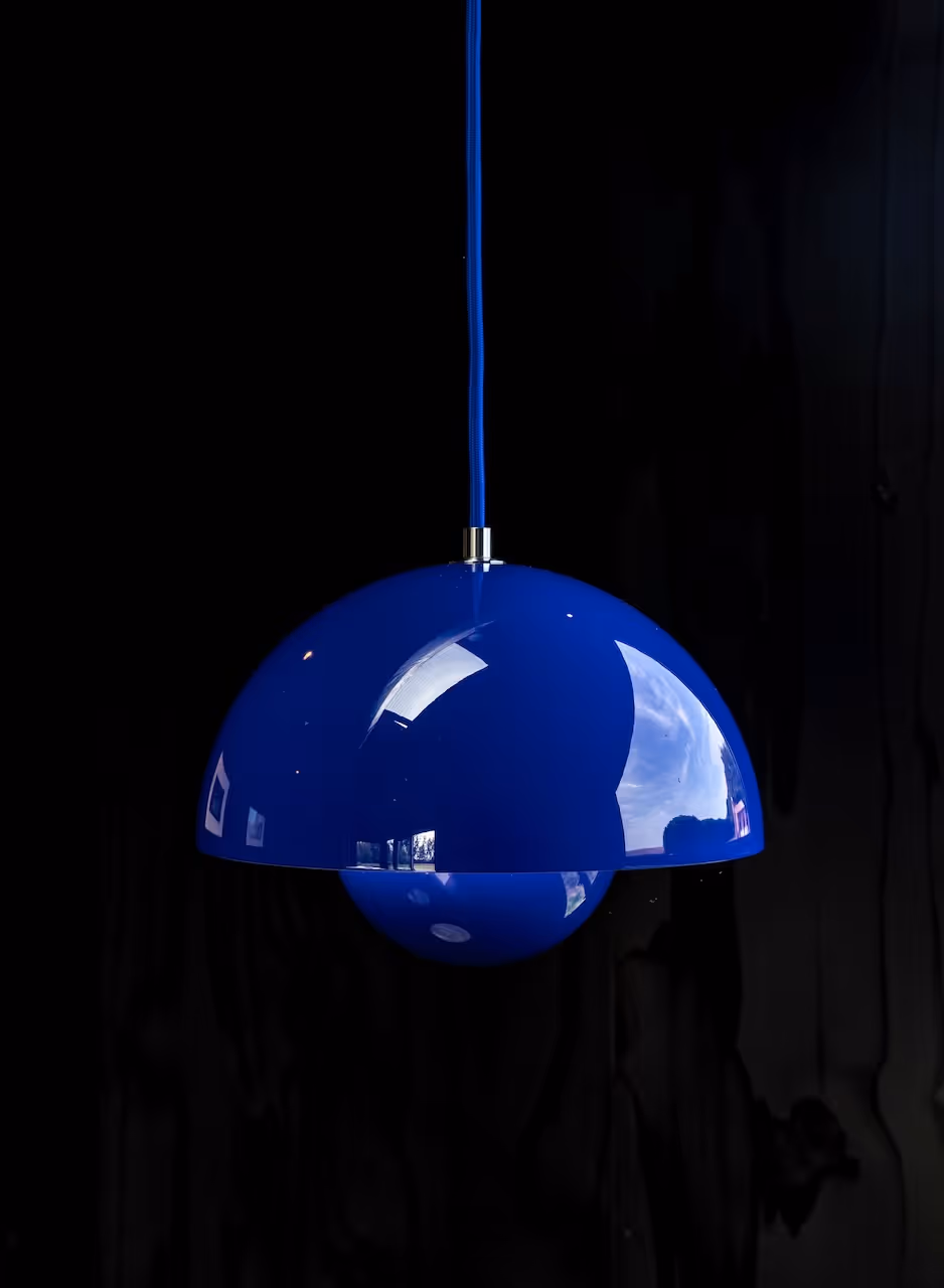 Blaue Lampe von noo.ma in der NORI Cabin auf Rügen