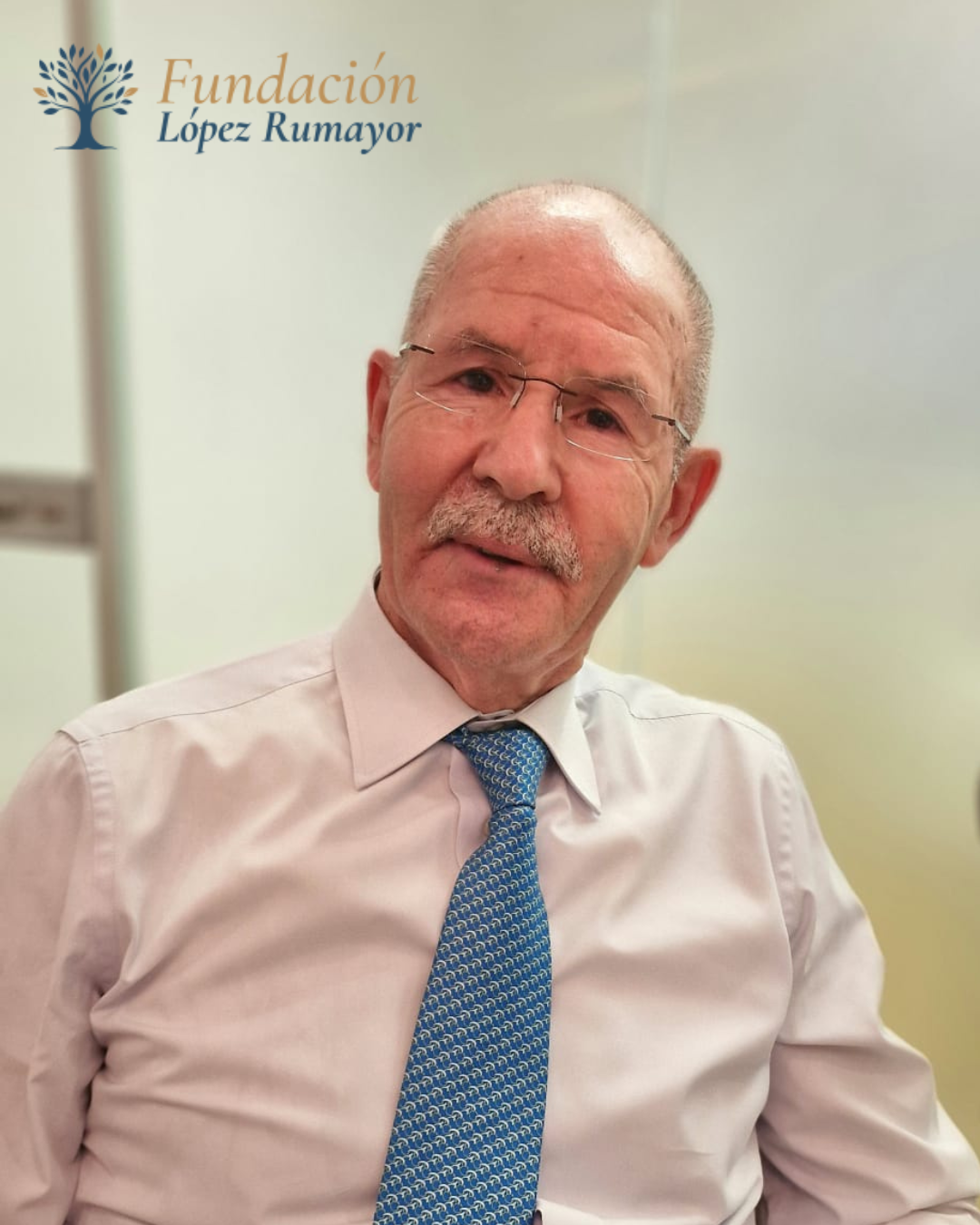 Florencio Martín Tejedor en primer plano.  Logo de la Fundación López Rumayor en esquina superior izquierda.
