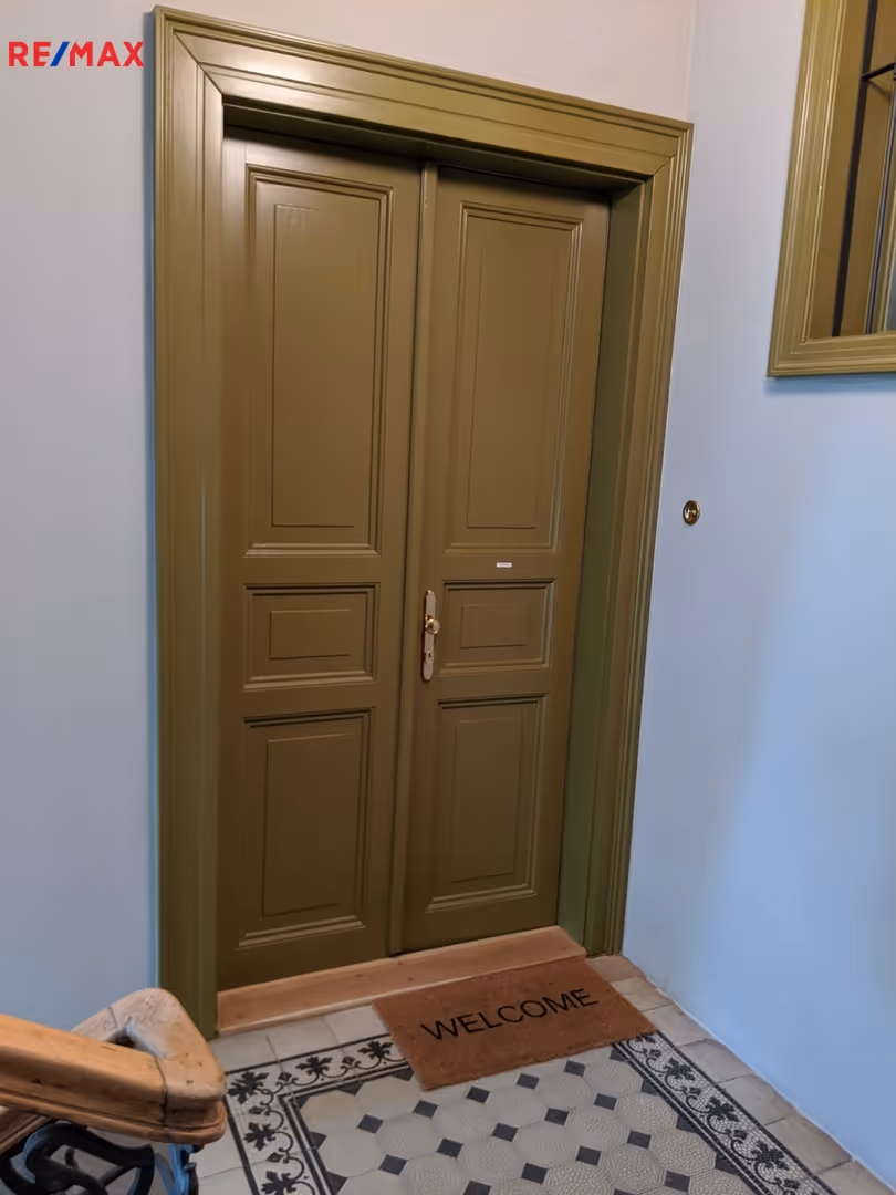 Pohled na hlavní vstupní dveře