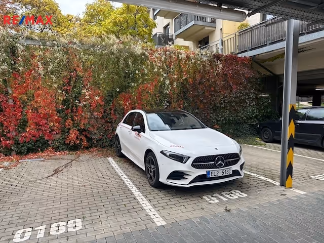 PARKOVACÍ STÁNÍ - POD HARFOU