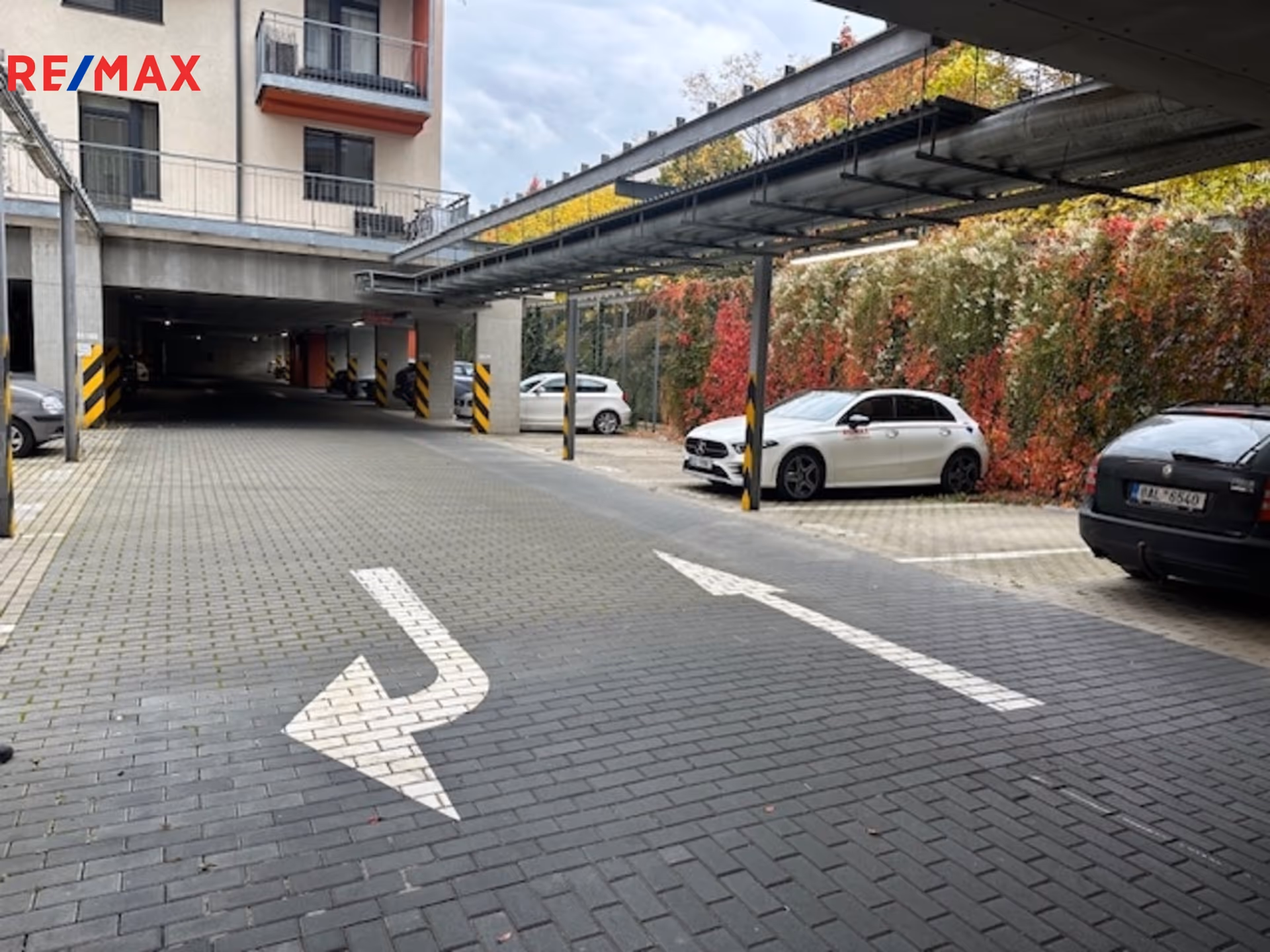 PARKOVACÍ STÁNÍ - POD HARFOU