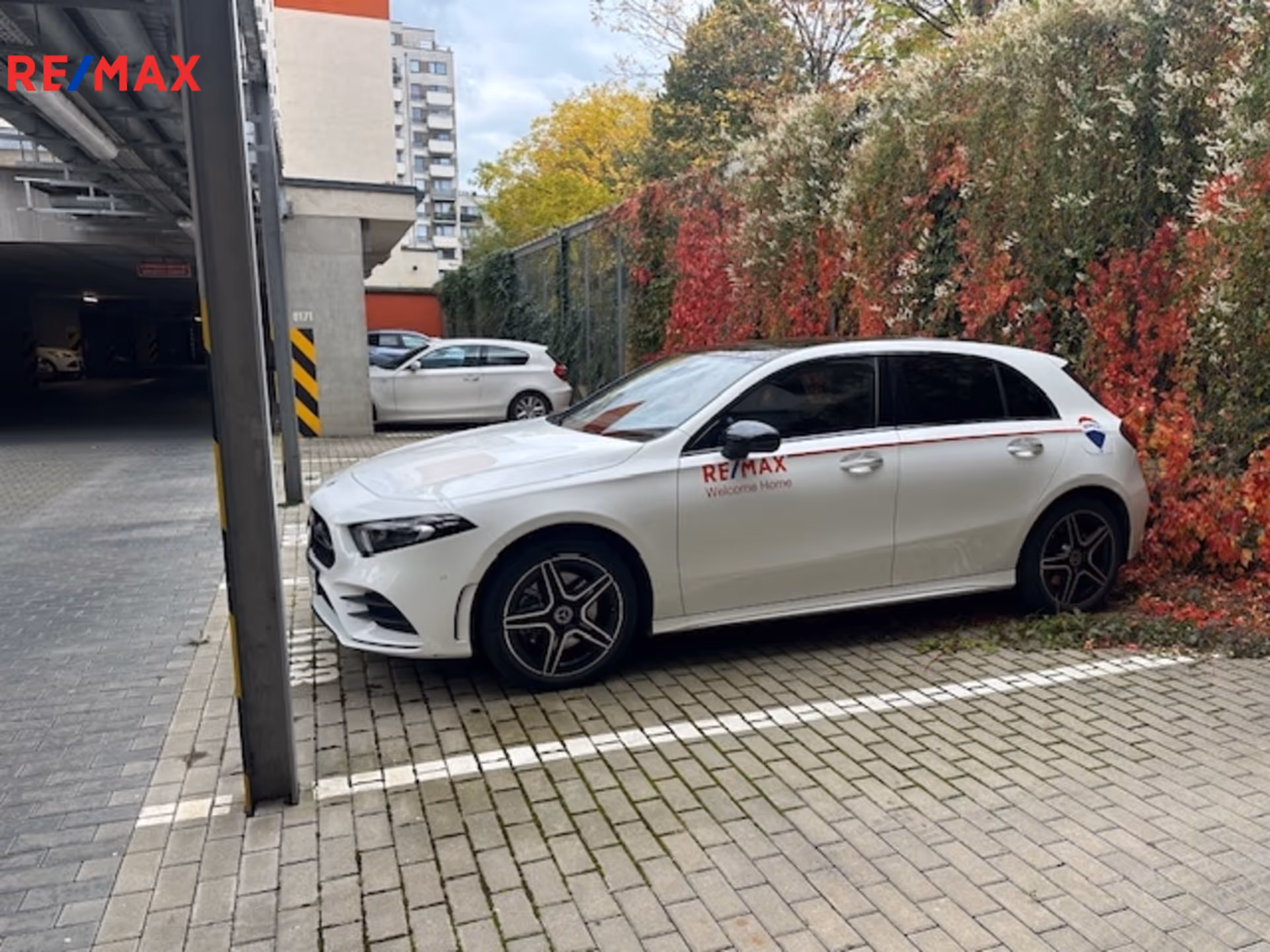 PARKOVACÍ STÁNÍ - POD HARFOU