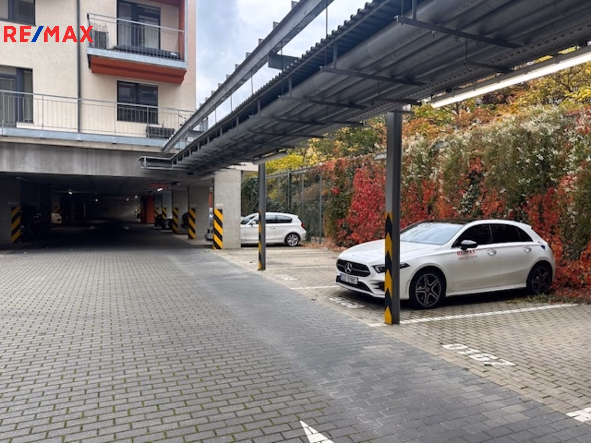 PARKOVACÍ STÁNÍ - POD HARFOU