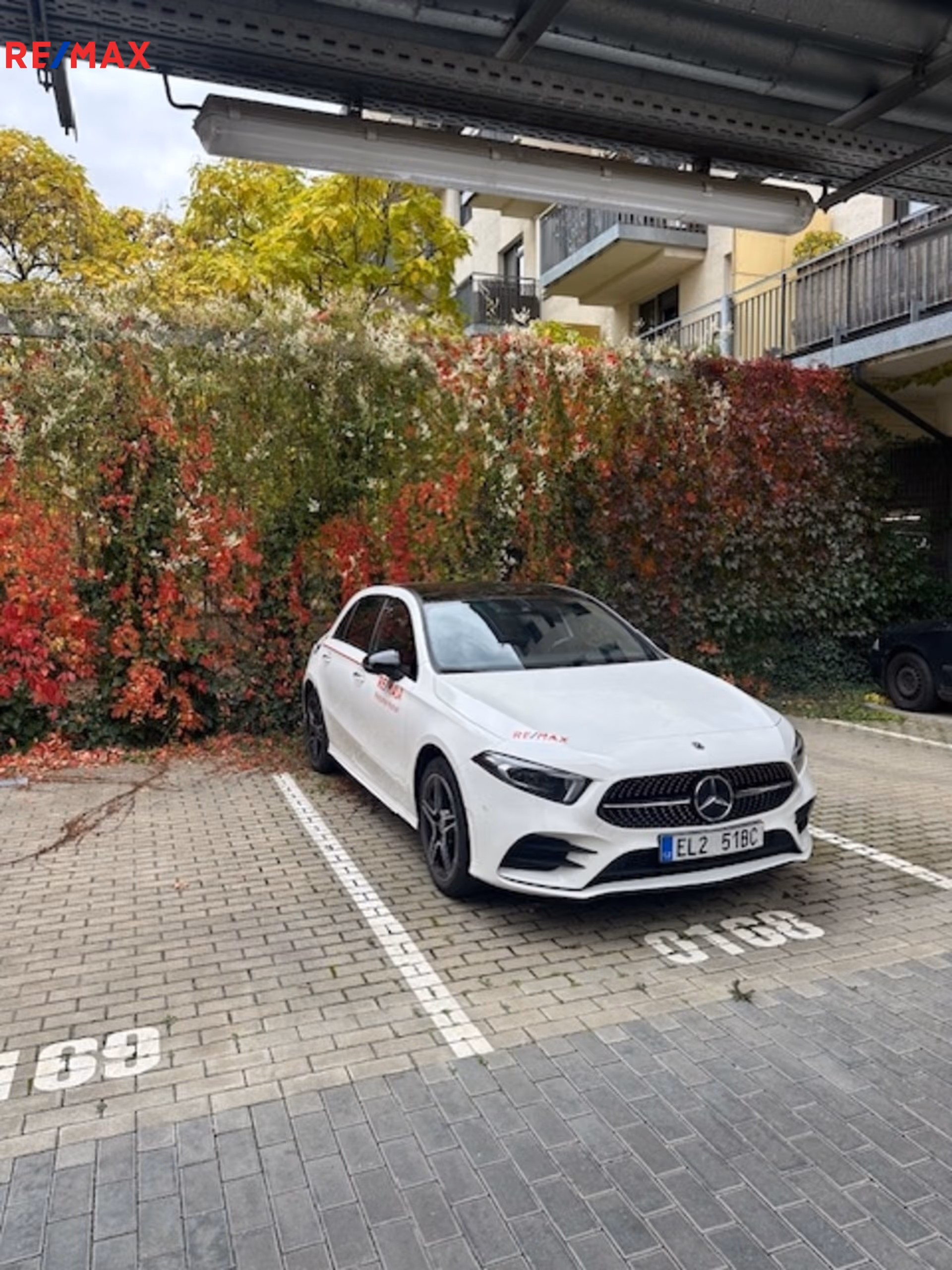 PARKOVACÍ STÁNÍ - POD HARFOU