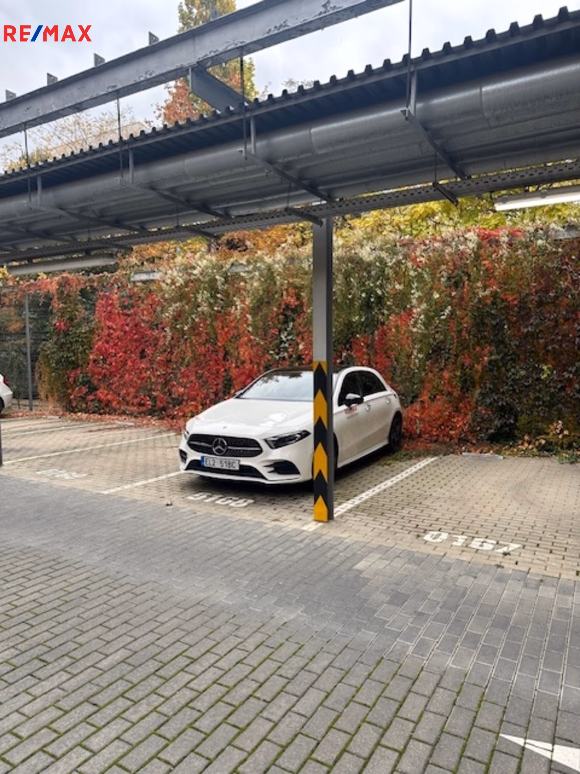 PARKOVACÍ STÁNÍ - POD HARFOU