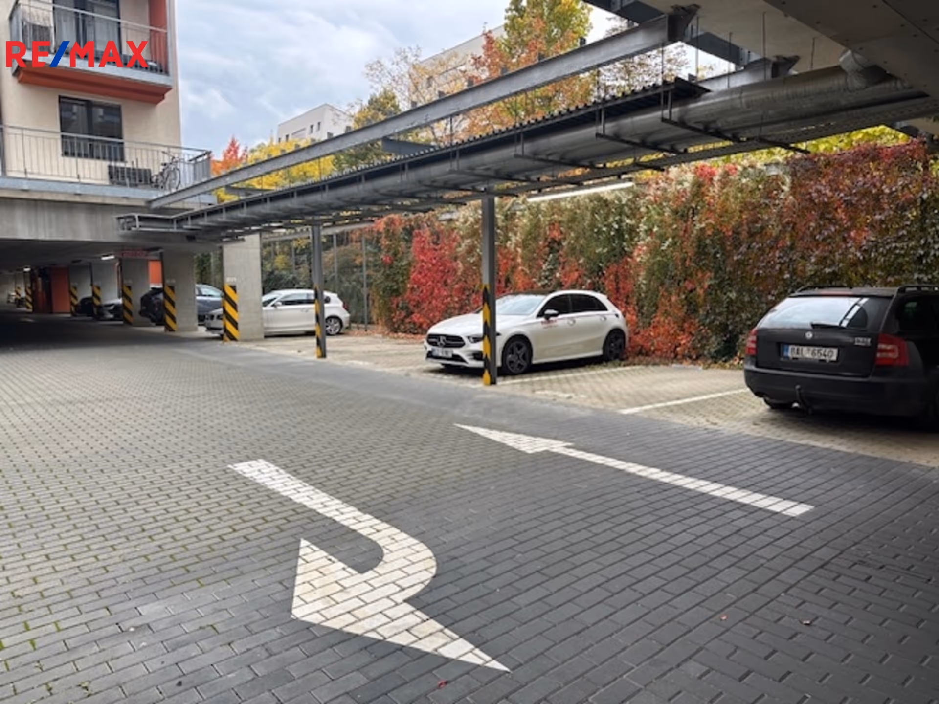 PARKOVACÍ STÁNÍ - POD HARFOU