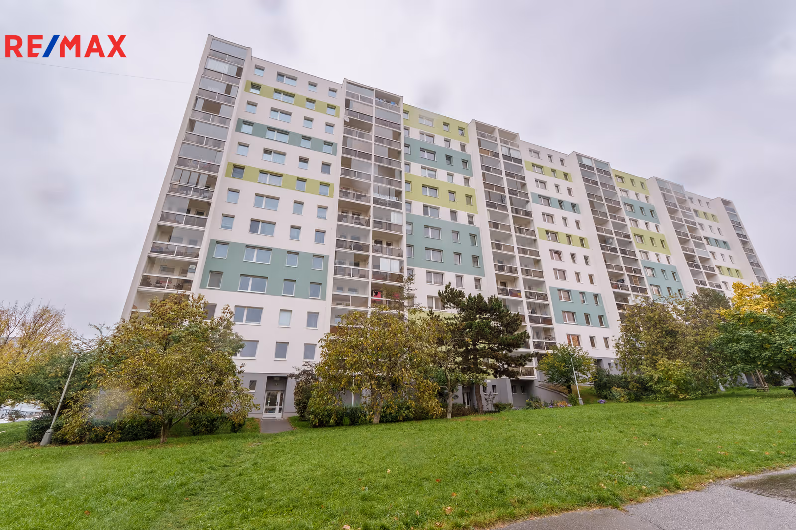 POHLED NA BYTOVÝ DŮM UL. SOSNOVECKÁ TROJA