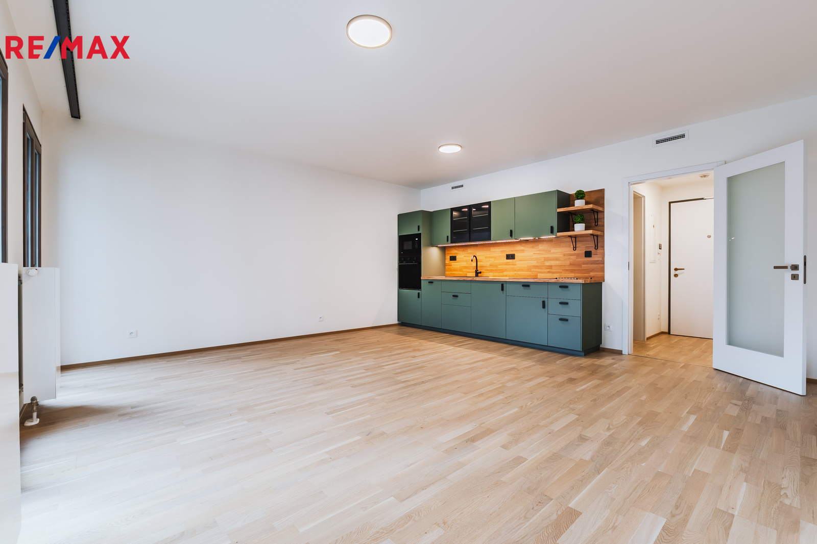 Prostorný hlavní pokoj s kuchyňským koutem