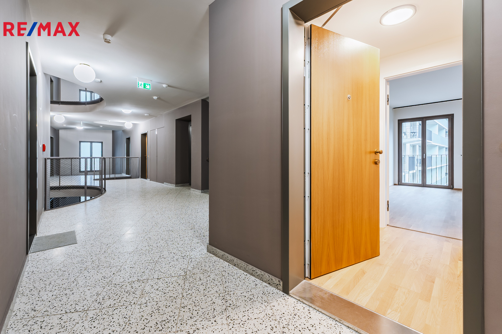 Vstup do bytové jednotky ze společné chodby s výtahemr