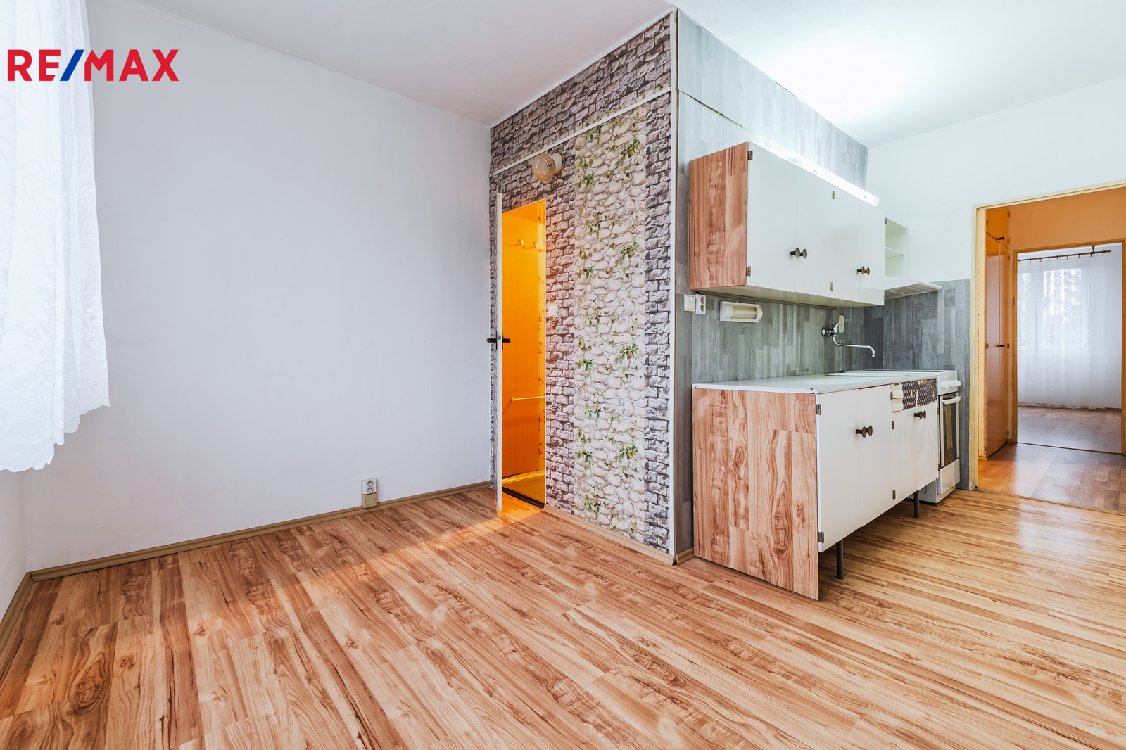 Kuchyň se vstupem do koupelny