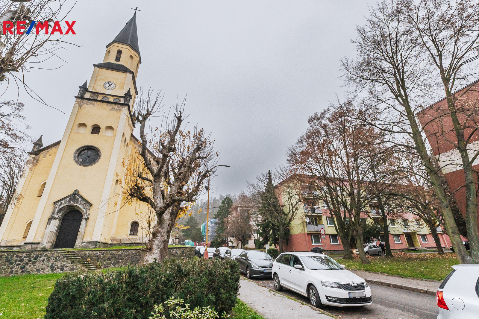 Okolí bytového domu