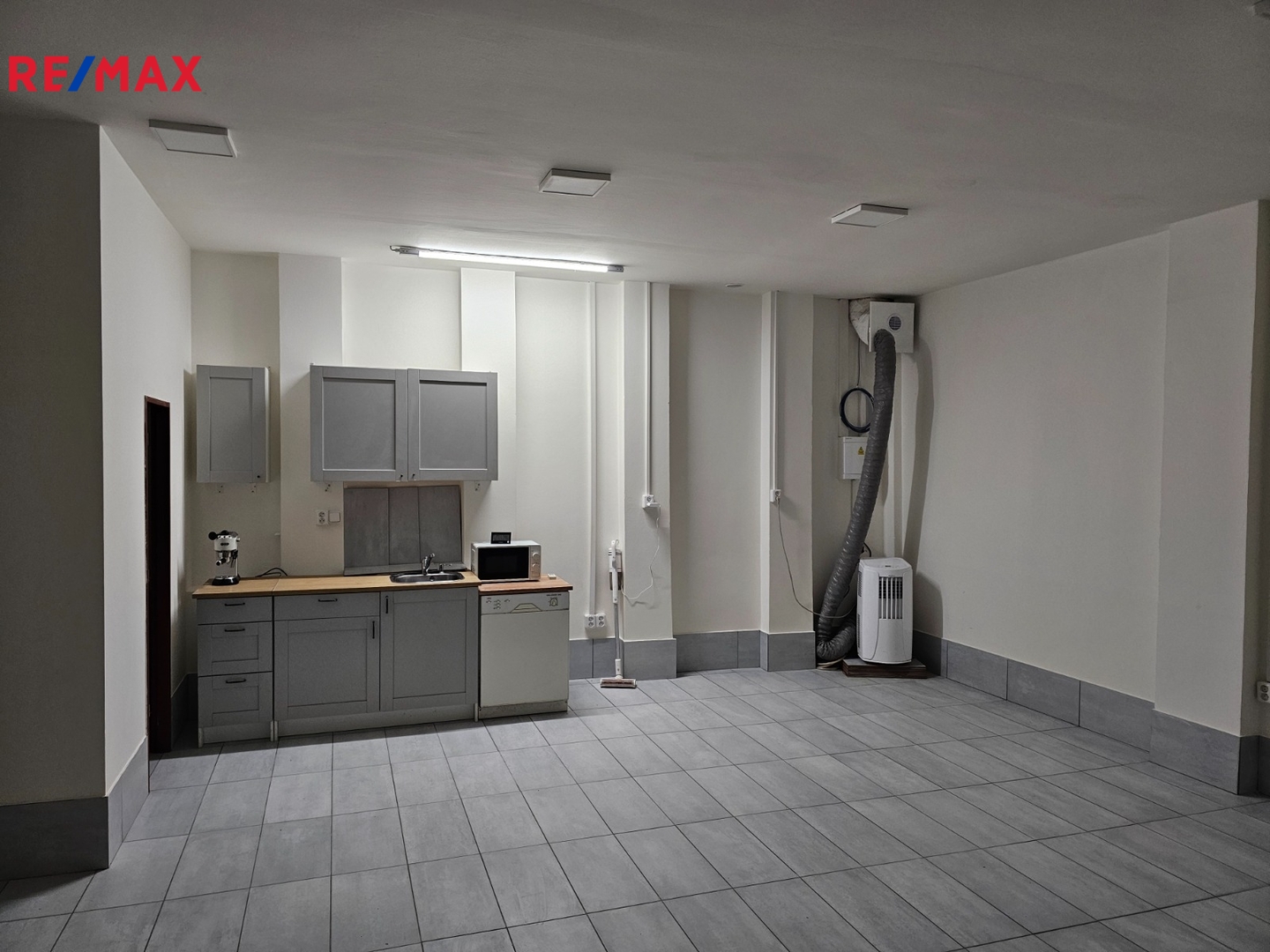 Pronájem obchodního prostoru, 50 m2, Praha