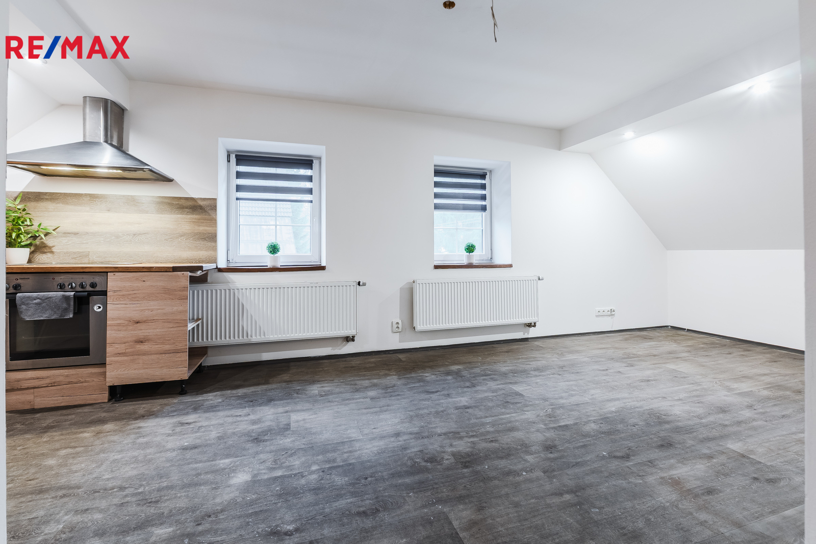 Obývací pokoj s jídelnou a kuchyňským koutem