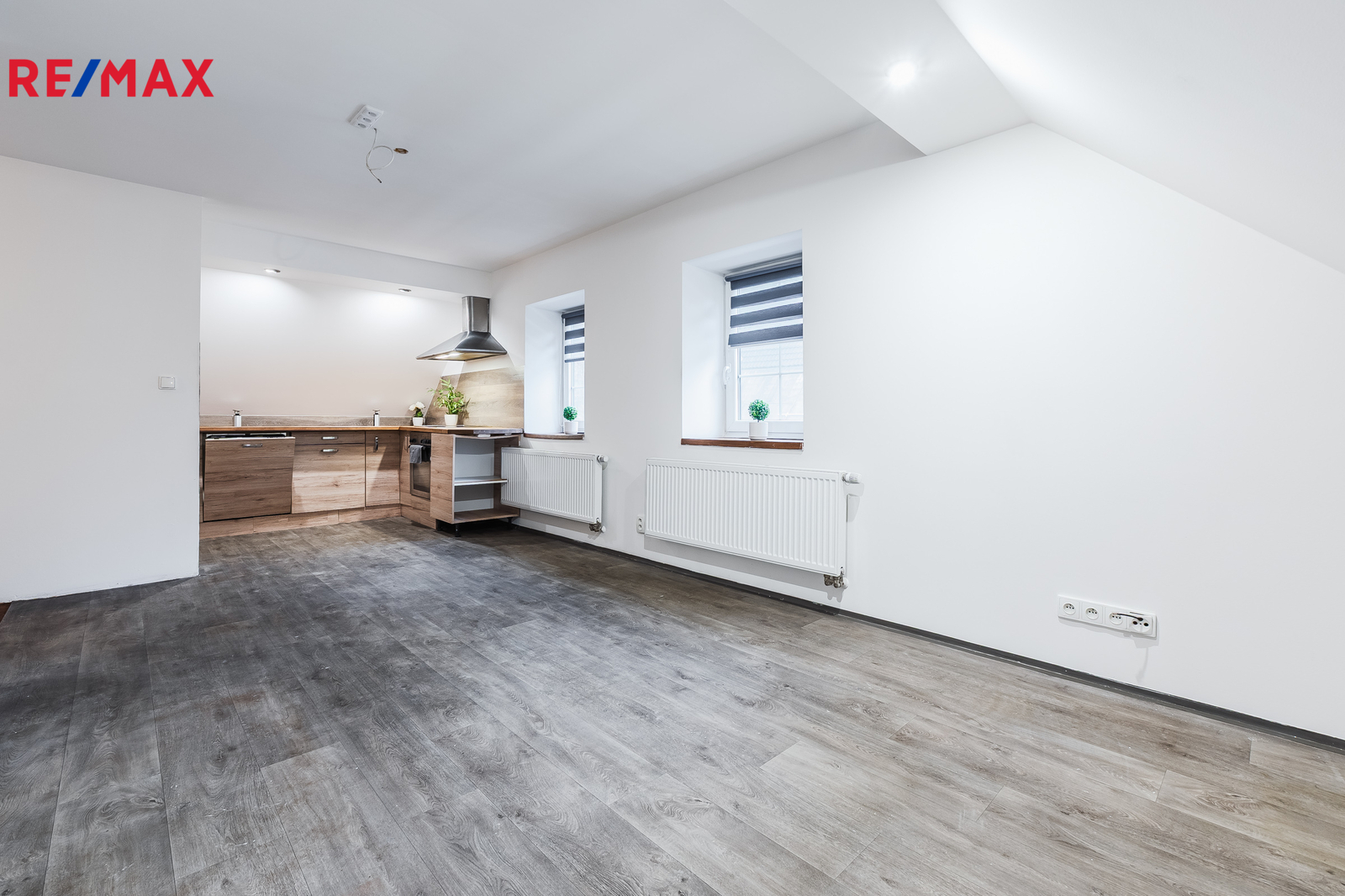 Obývací pokoj s jídelnou a kuchyňským koutem