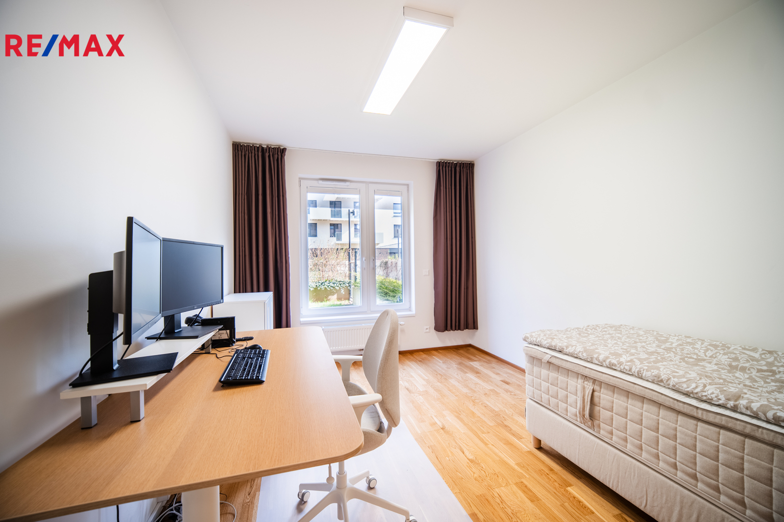 SAMOSTATNÁ KANCELÁŘ