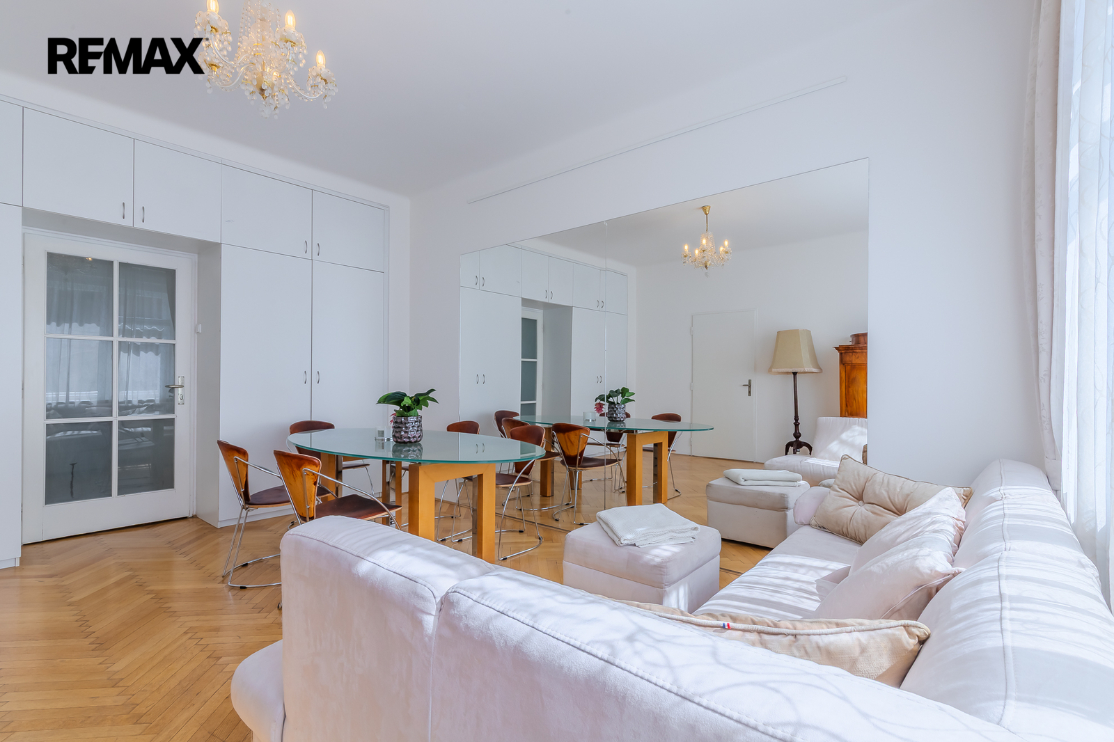 Obývací pokoj s úložným prostorem