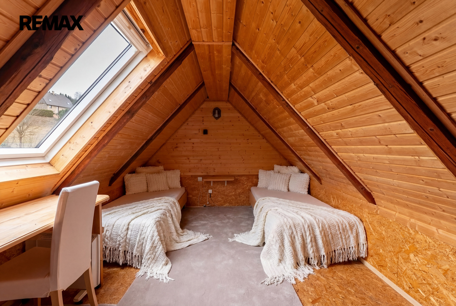 Pokoj v podkroví ve 3.NP