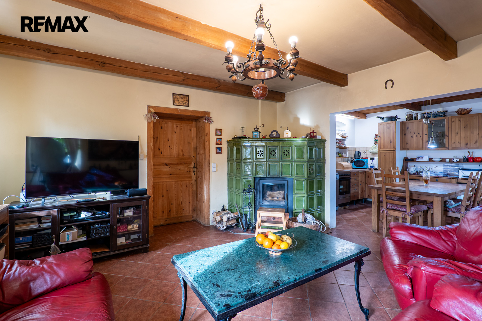 Obývací pokoj s kachlíkovými krbovými kamny