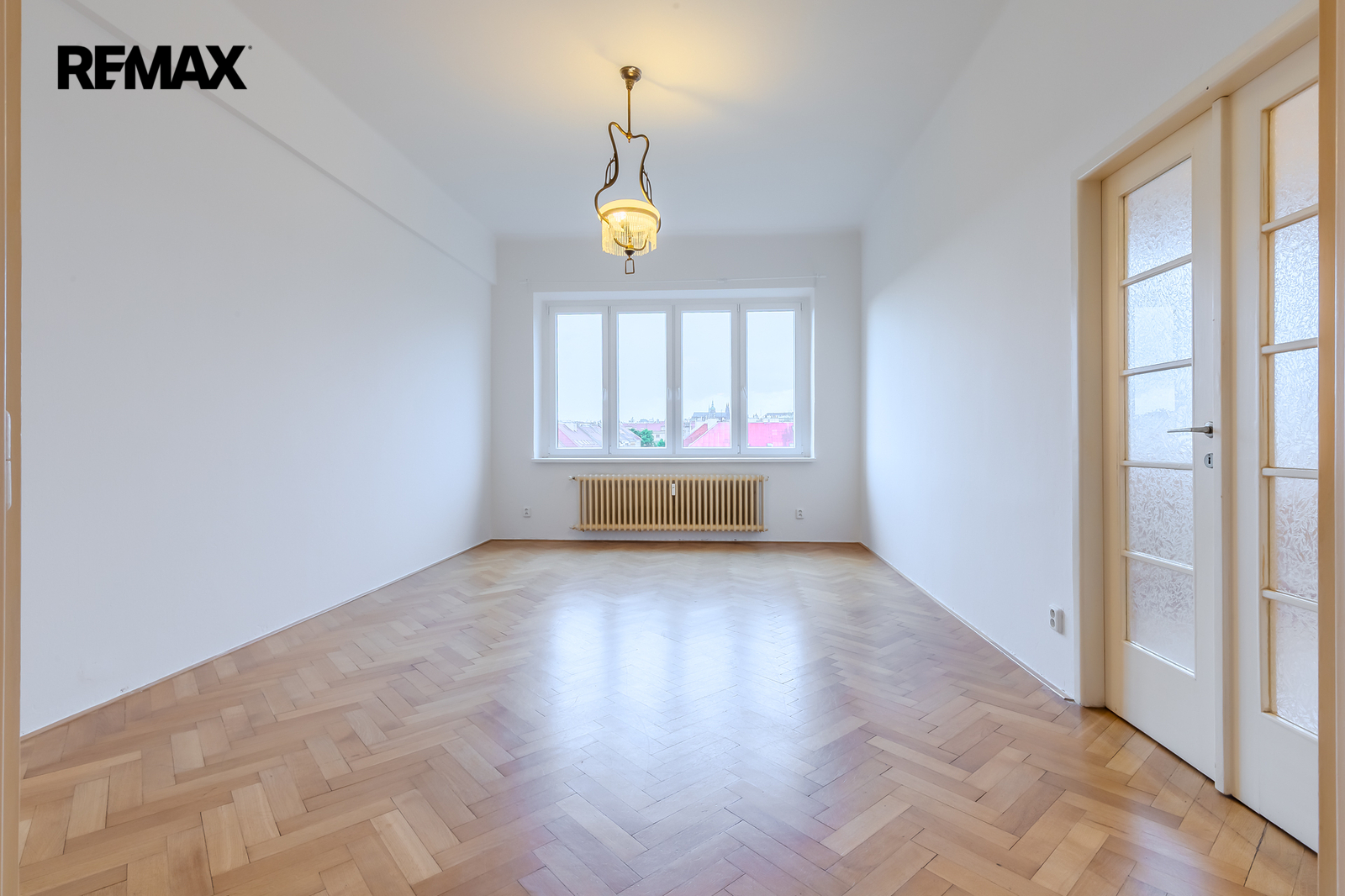 průhled pokoji směrem na Hrad
