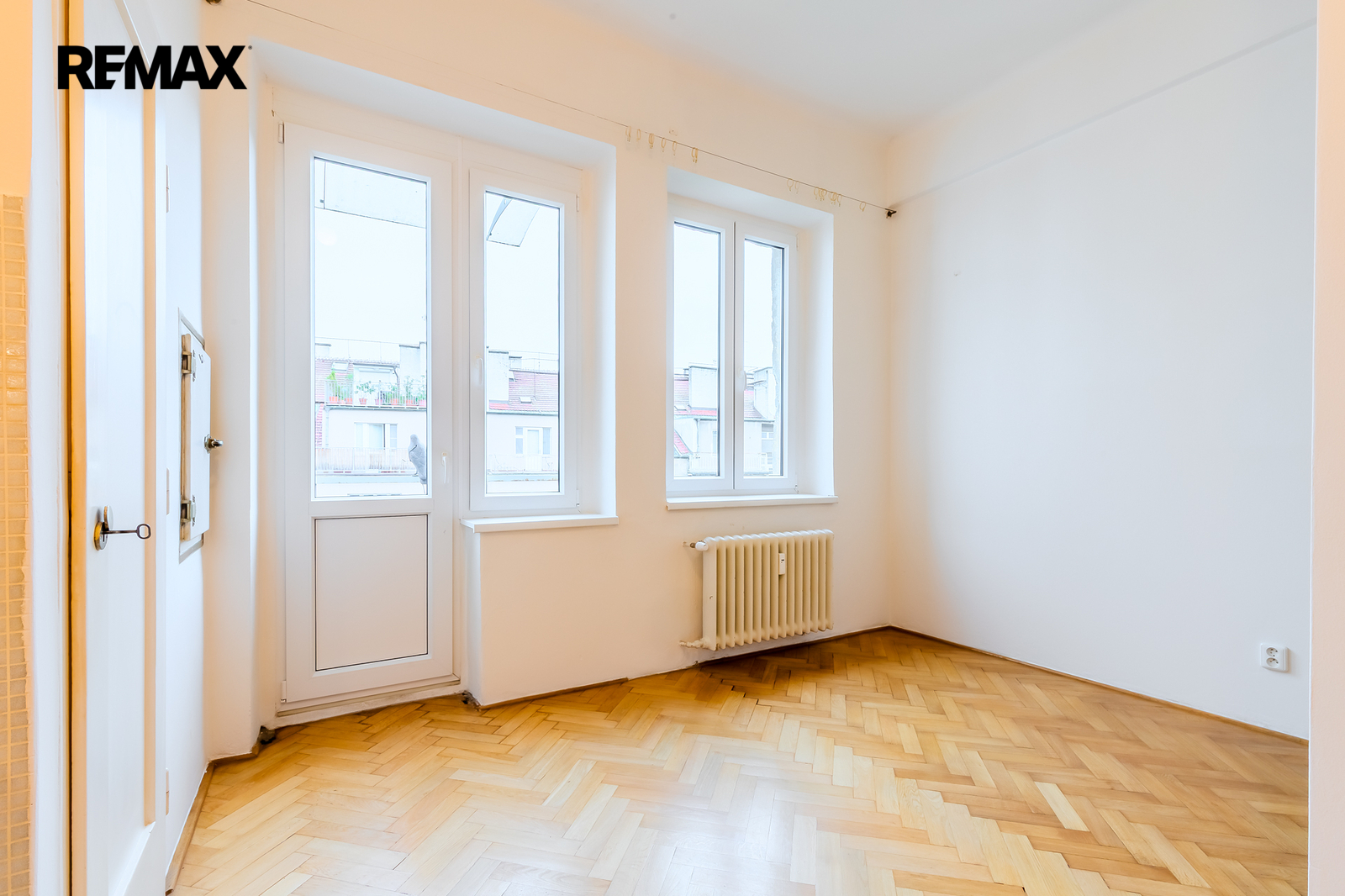 kuchyně s dveřmi na balkon