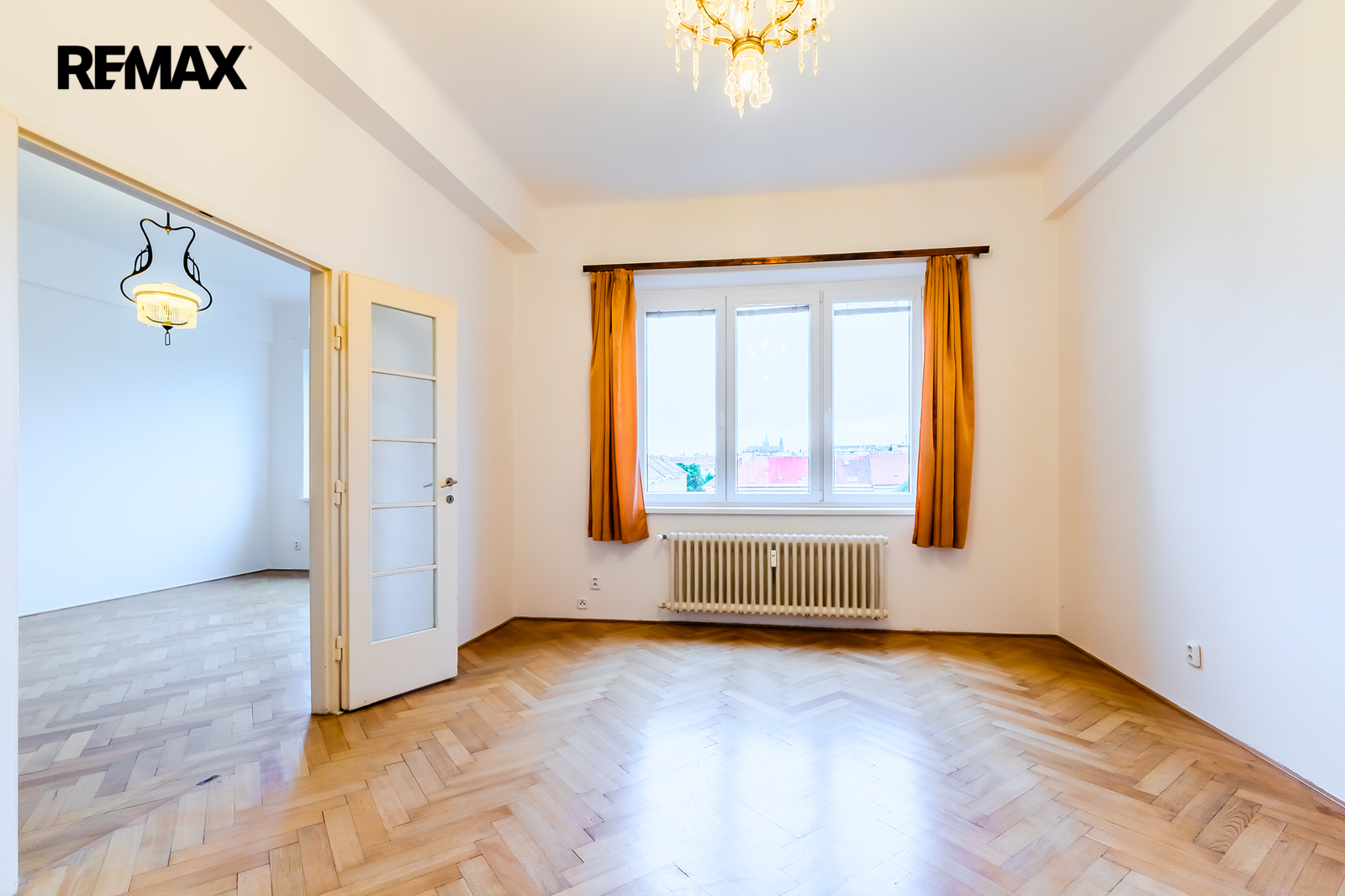 2. pokoj s dveřmi do 1. pokoje