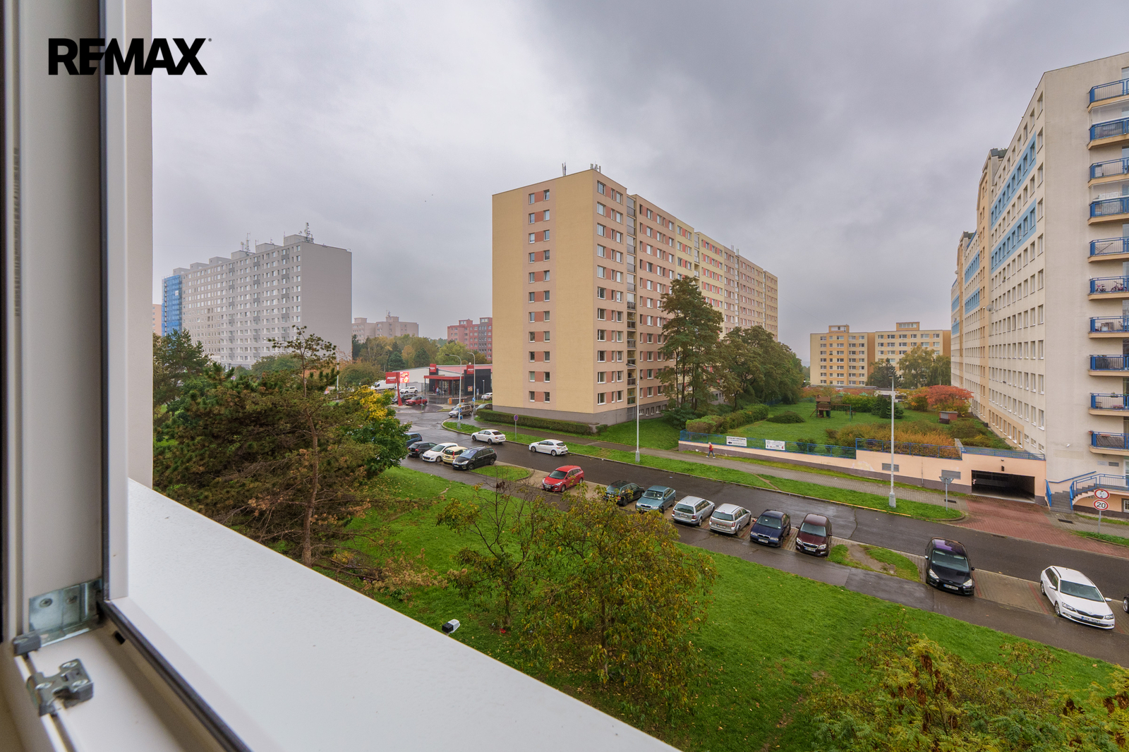 VÝHLED Z OBÝVACÍHO POKOJE