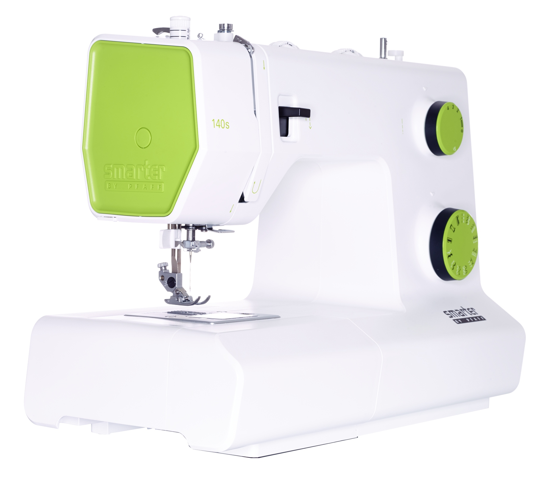 Machine à coudre blanche et verte Smarter by Pfaff modèle 140s vue de trois quarts avant.