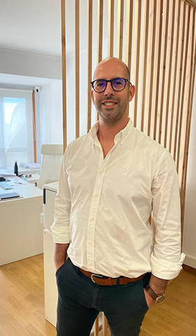 A fotografia representa o Miguel Henriques, arquiteto e CEO da MHArquitetos.