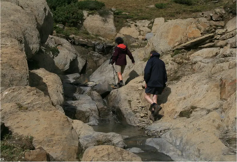 Wandelen op ruige rotsen tijdens een Meerdaagse in Frankrijk
