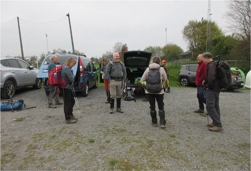 De leden maken zich klaar voor een dag wandelplezier