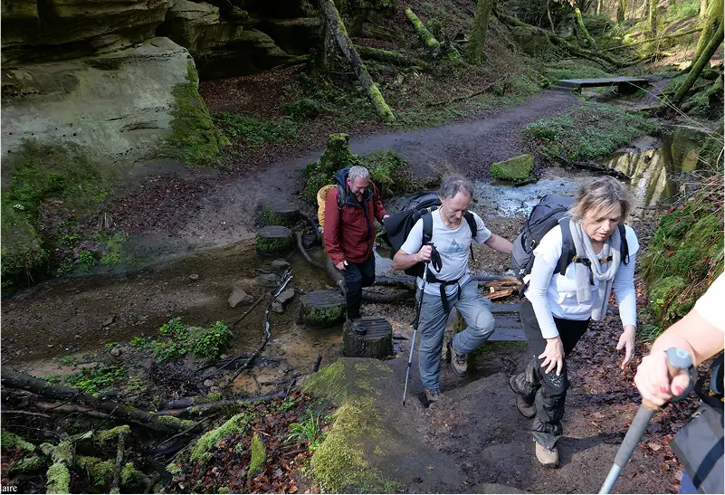 Wandelen op rotsen in de natuur
