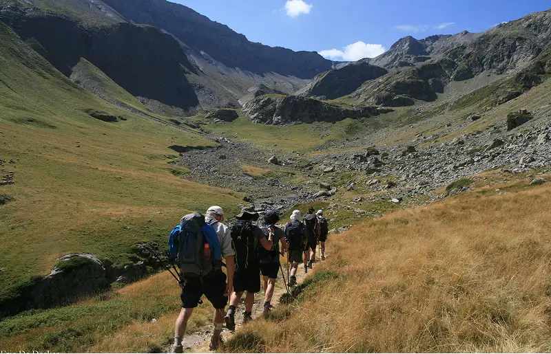 Wandelen door een vallei in de zomer