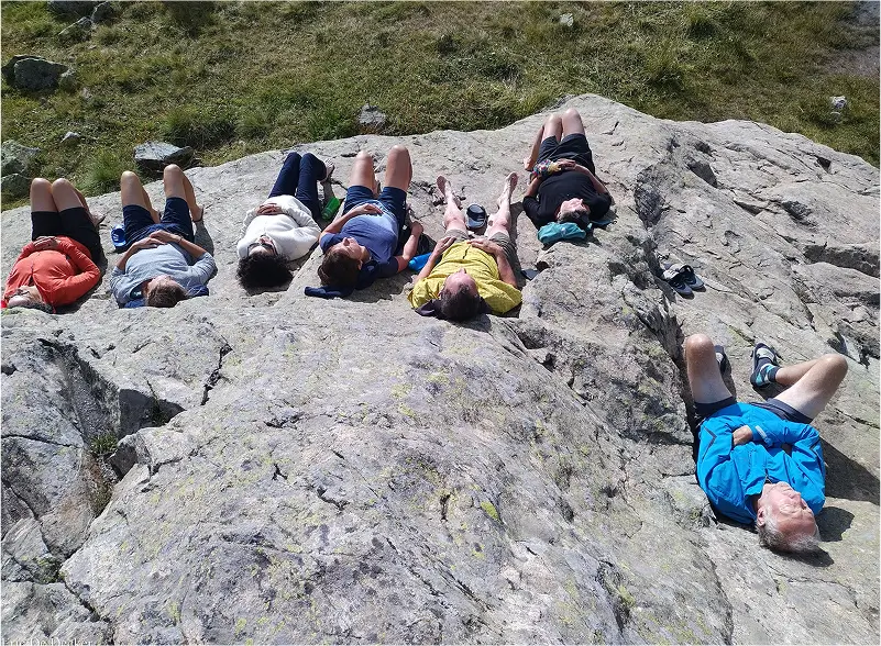 Onze leden rusten uit op rotsen onder de zon