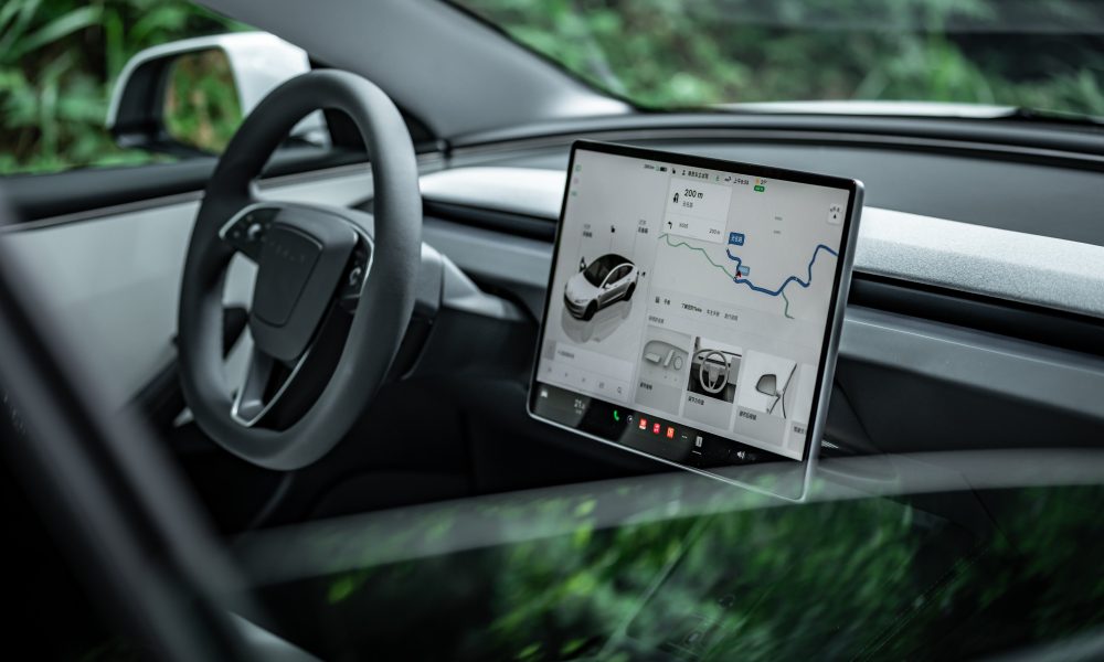 Интерьер Tesla с навигацией FSD