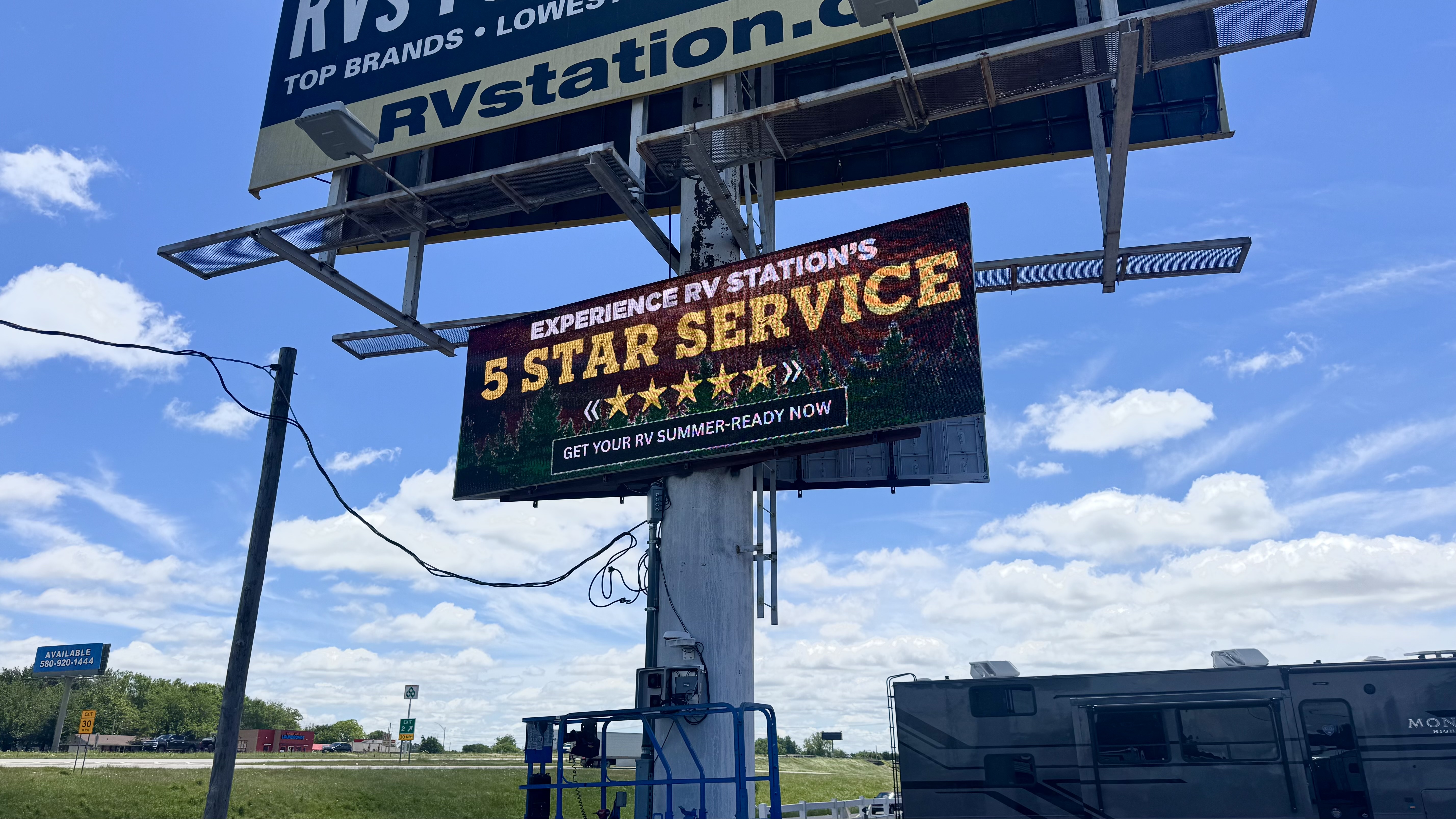 3.	Angled roadside shot of the bright P6.67 101OF outdoor LED display on I-35, calibrated for clear daytime readability.