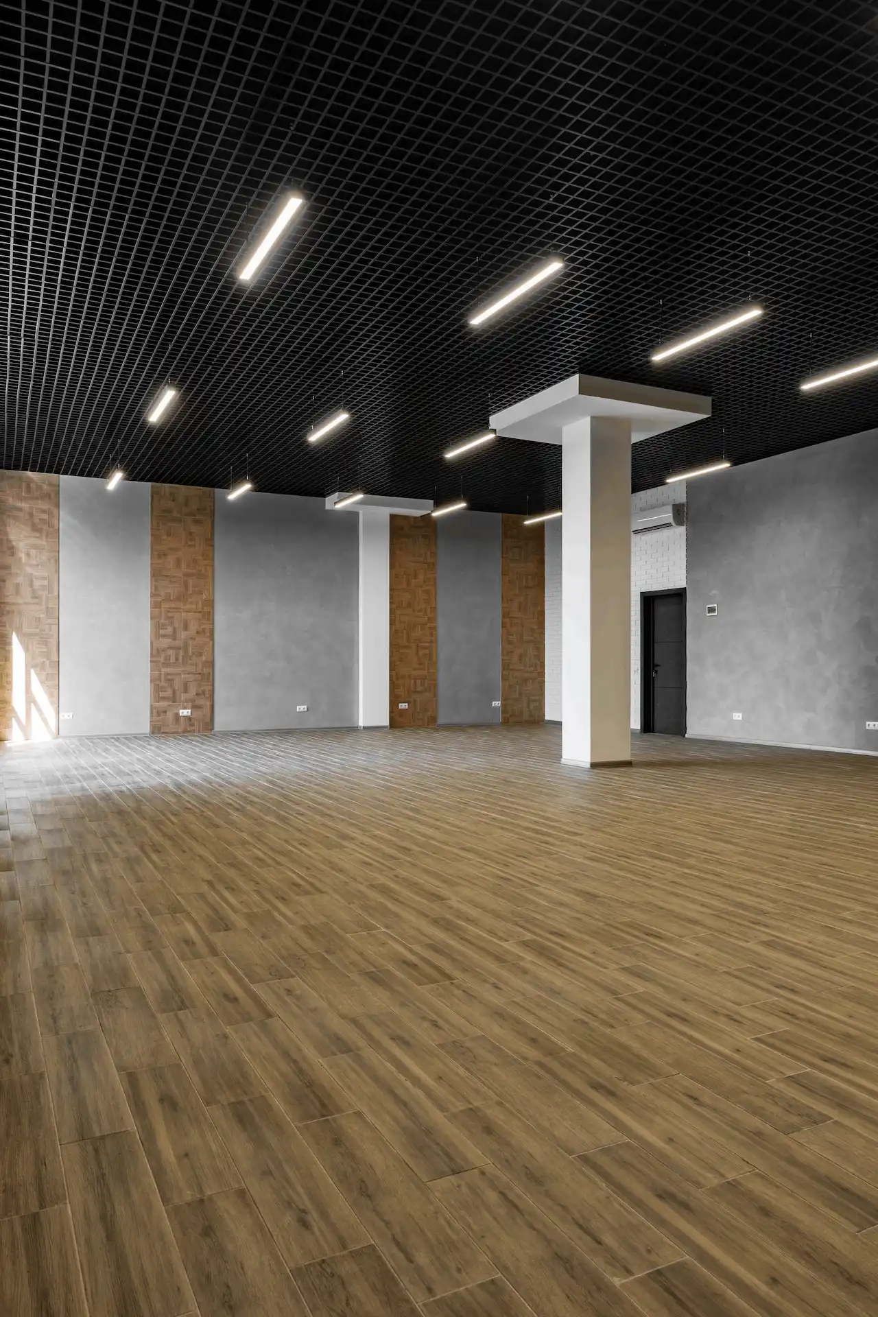 blank-walls-in-empty-loft-style-industrial-office