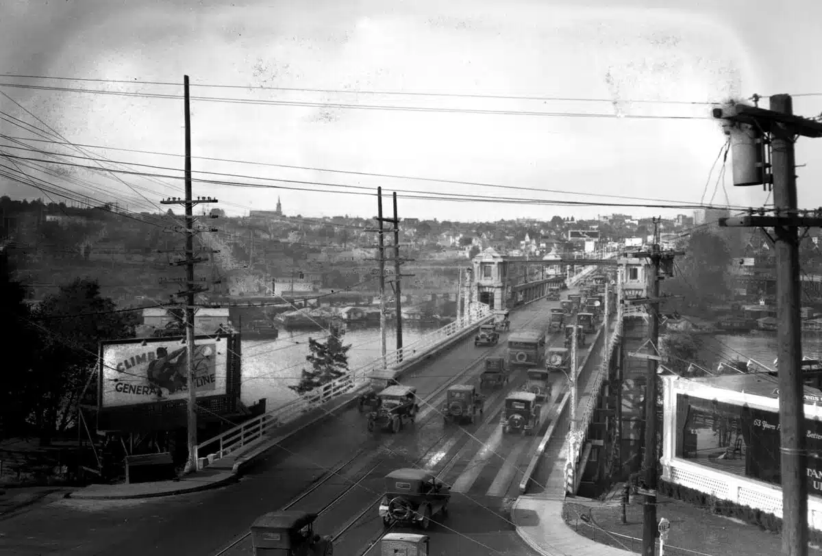 UNIVERSITY BRIDGE TRAFFIC, 1927. PHOTO COURTESY OF SEATTLE MUNICIPAL ARCHIVES, IDENTIFIER #2857